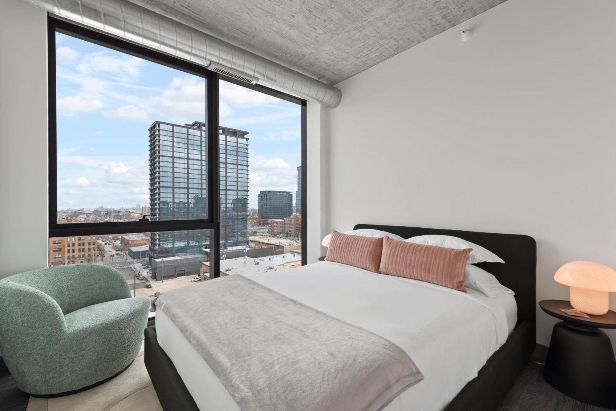 Fulbrix Bright Designer With West Loop Views Apartment