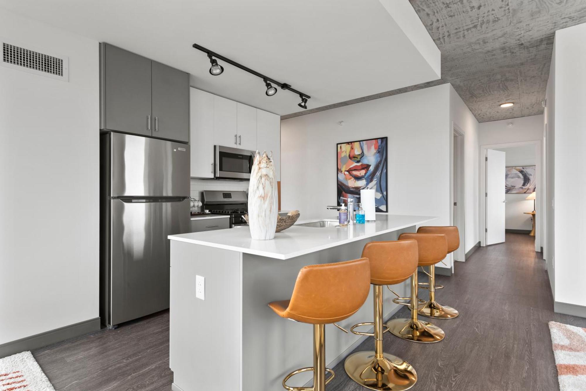 Fulbrix Bright Designer With West Loop Views Apartment
