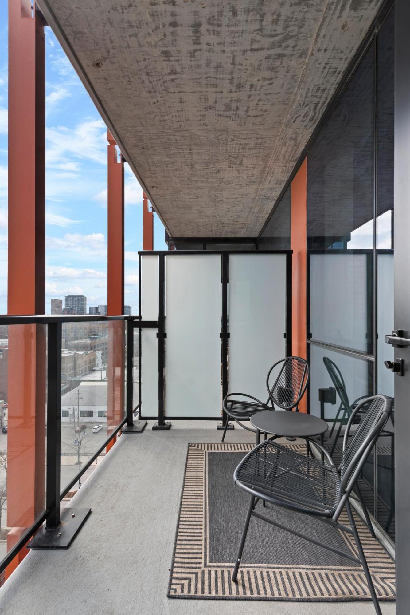 Fulbrix Bright Designer With West Loop Views